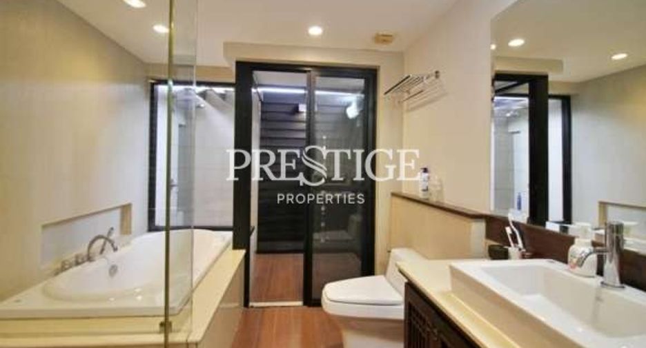 For sale 4 bedrooms house in East Pattaya, Pattaya
