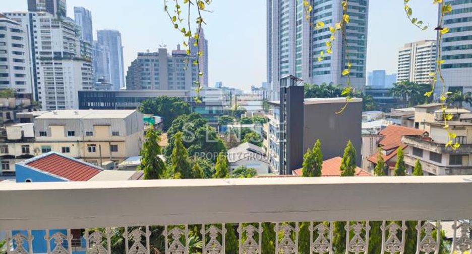 For rent 3 bedrooms condo in Khlong Toei, Bangkok