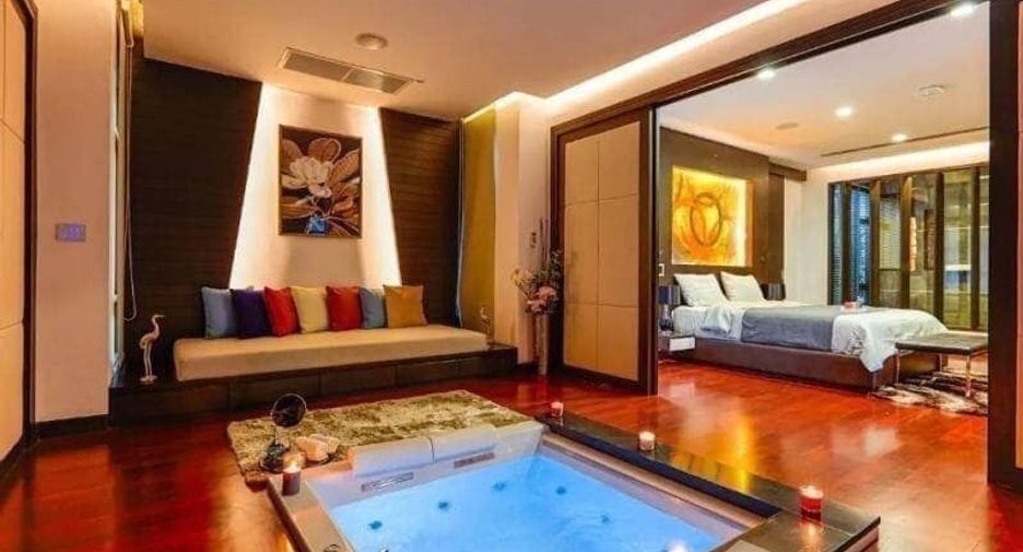 For sale 4 bed villa in Watthana, Bangkok