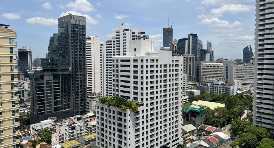 For rent 3 bed condo in Watthana, Bangkok