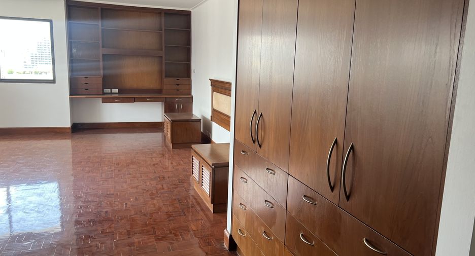 For rent 3 bed condo in Watthana, Bangkok