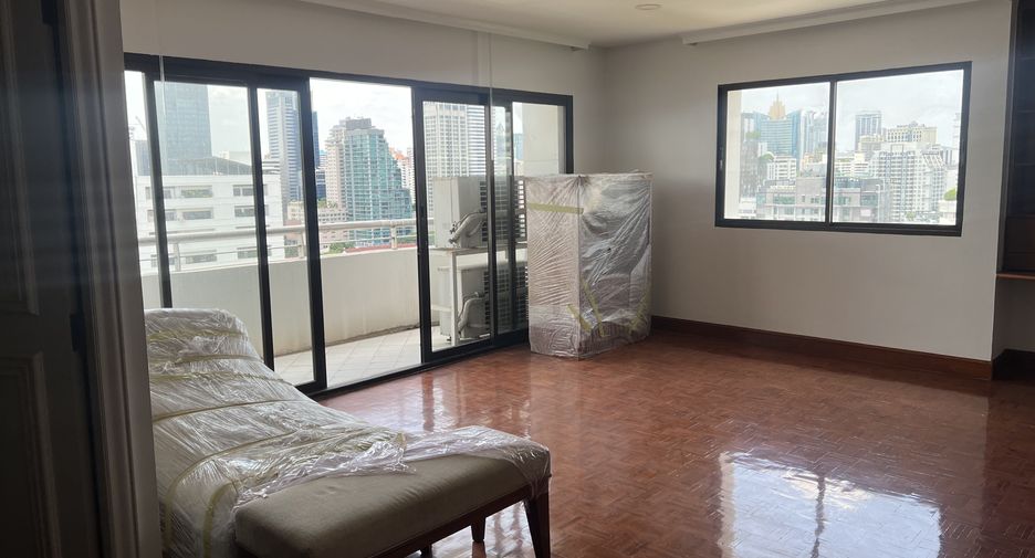 For rent 3 bed condo in Watthana, Bangkok