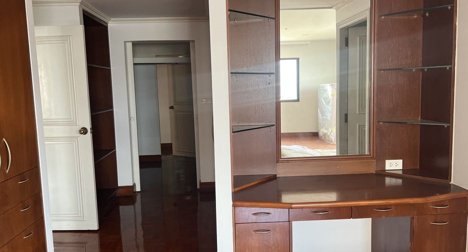 For rent 3 bed condo in Watthana, Bangkok