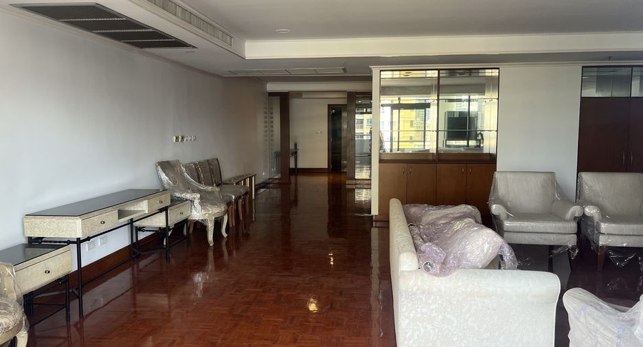 For rent 3 bed condo in Watthana, Bangkok