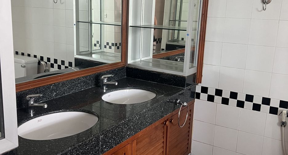 For rent 3 bed condo in Watthana, Bangkok