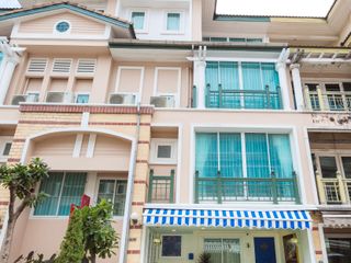 For rent 4 Beds townhouse in Lat Phrao, Bangkok