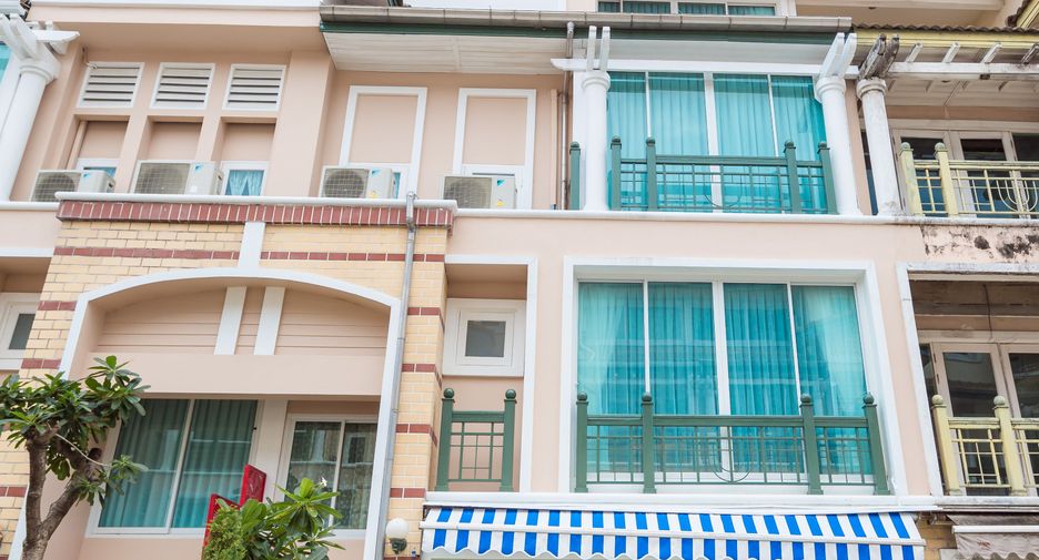 For rent 4 bed townhouse in Lat Phrao, Bangkok
