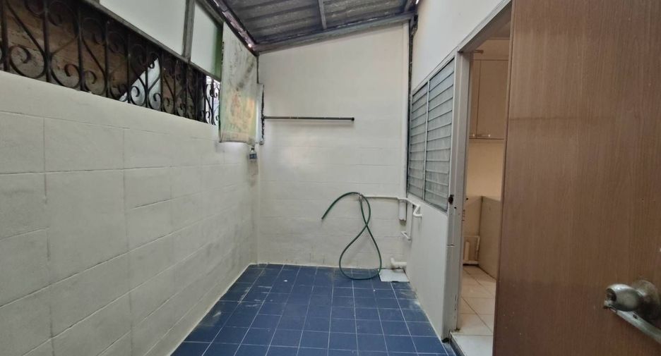 For sale 2 bed townhouse in Lat Phrao, Bangkok