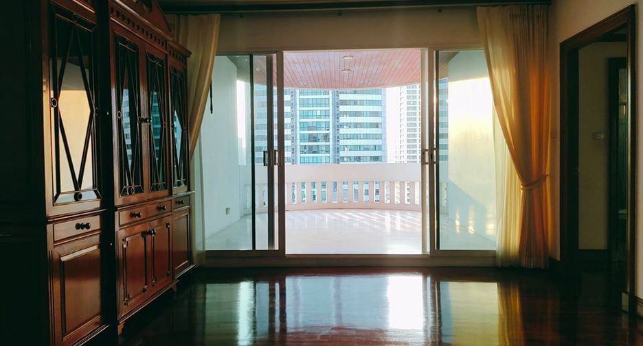 For rent 5 Beds condo in Khlong Toei, Bangkok