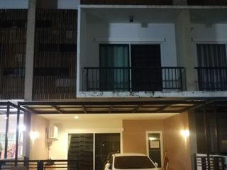 For rent 3 bed townhouse in Mueang Rayong, Rayong
