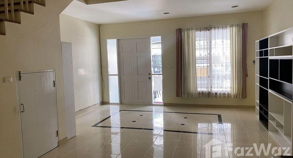 For rent 3 bed townhouse in Lat Phrao, Bangkok