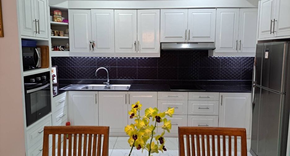 For sale 4 bed townhouse in Pratumnak, Pattaya