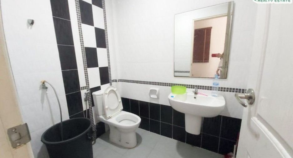 Casa adosada en venta de 3 habitaciones en Mueang Chon Buri, Chonburi