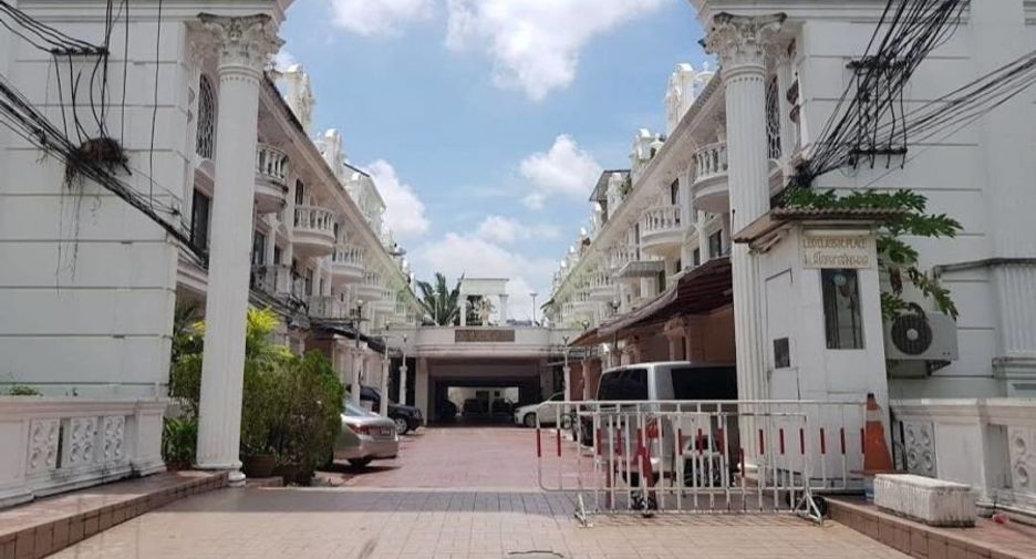 For sale 4 bedrooms townhouse in Pom Prap Sattru Phai, Bangkok