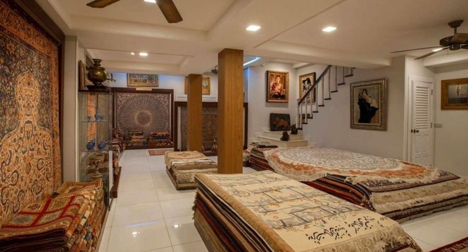 For sale 4 bedrooms townhouse in Pom Prap Sattru Phai, Bangkok