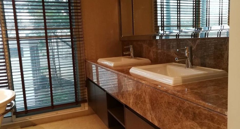Condo en alquiler y en venta de 4 habitaciones en Khlong Toei, Bangkok