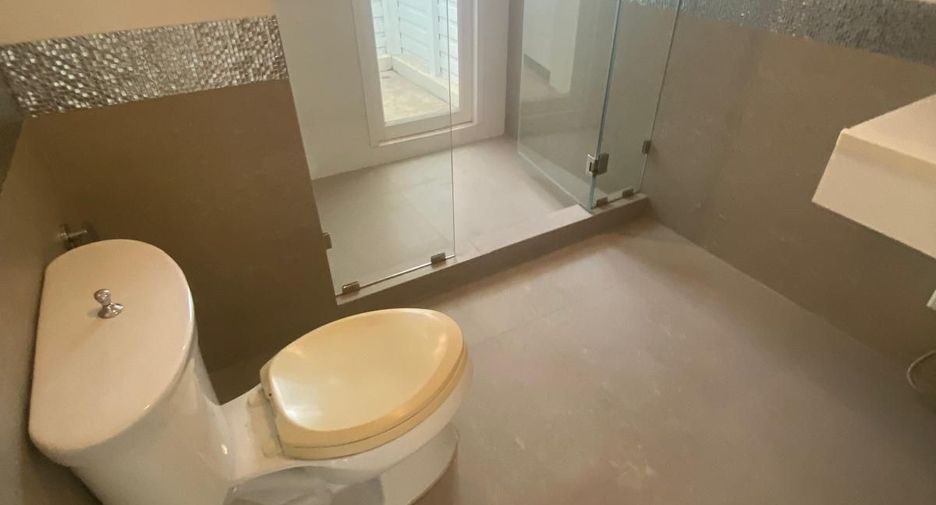 For sale 2 bed condo in Phaya Thai, Bangkok