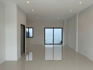 For sale and for rent 3 bed office in Phra Khanong, Bangkok