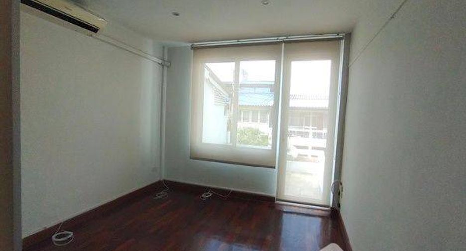 For sale 3 bed townhouse in Din Daeng, Bangkok