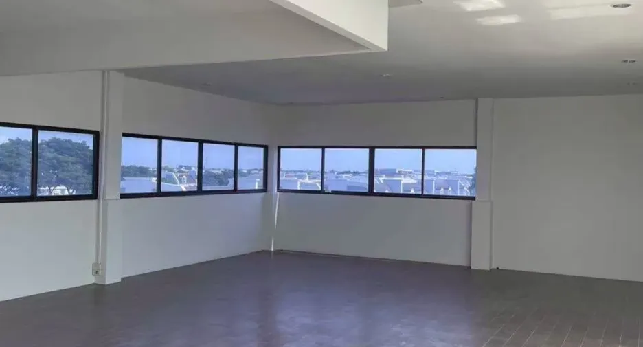 Almacén en alquiler y en venta en Bang Kapi, Bangkok