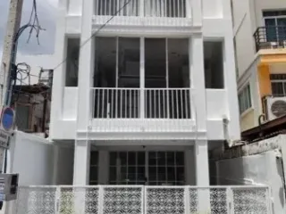 For sale 3 bed townhouse in Din Daeng, Bangkok