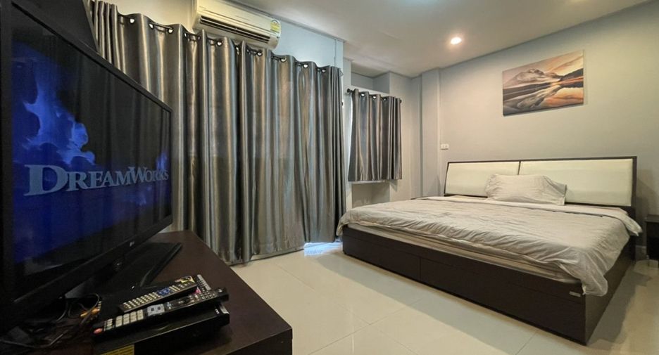 For rent 5 bed townhouse in Din Daeng, Bangkok