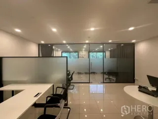 Oficina en alquiler en Phra Khanong, Bangkok