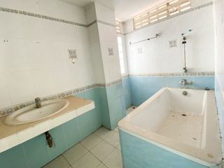 For sale 6 bed townhouse in Din Daeng, Bangkok