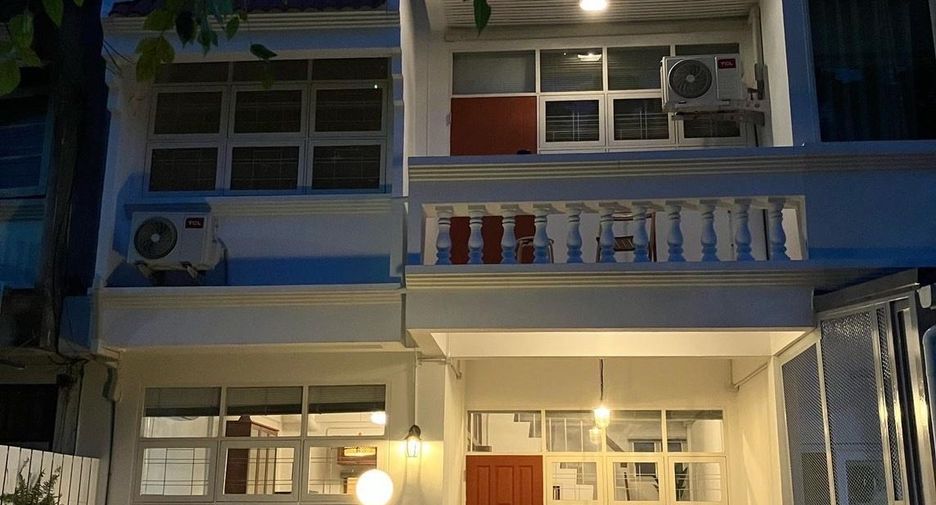 For rent 2 bed townhouse in Lat Phrao, Bangkok