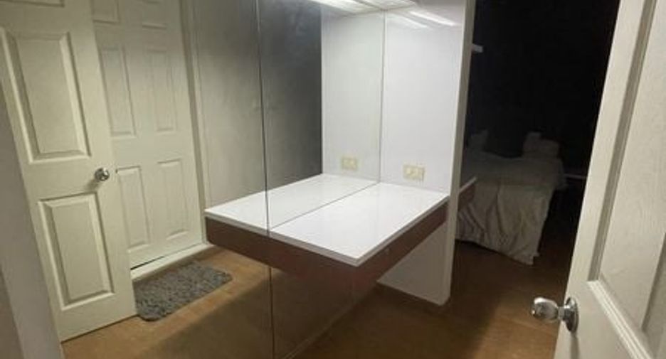 For rent 2 bed condo in Huai Khwang, Bangkok