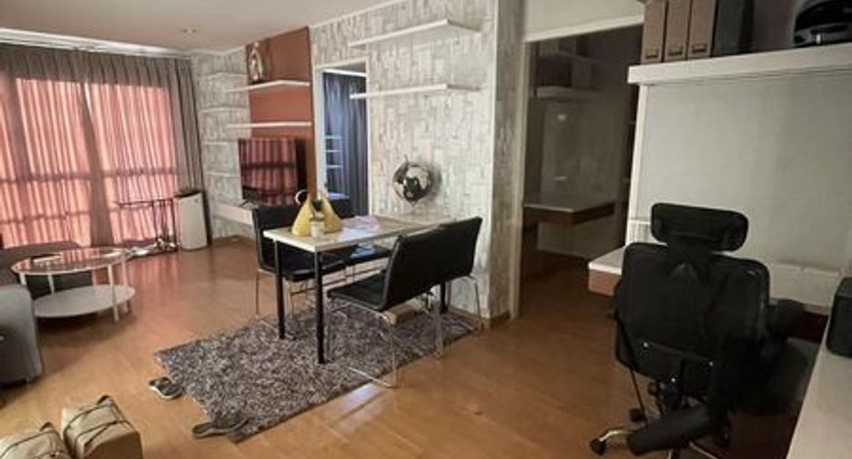 For rent 2 bed condo in Huai Khwang, Bangkok