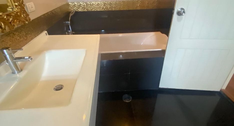 For sale 2 bed condo in Phaya Thai, Bangkok