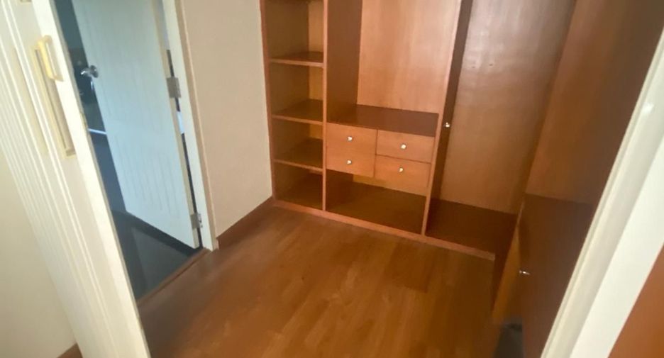For sale 2 bed condo in Phaya Thai, Bangkok