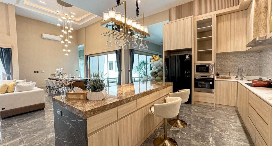 For sale 4 bedrooms villa in Bang Lamung, Chonburi