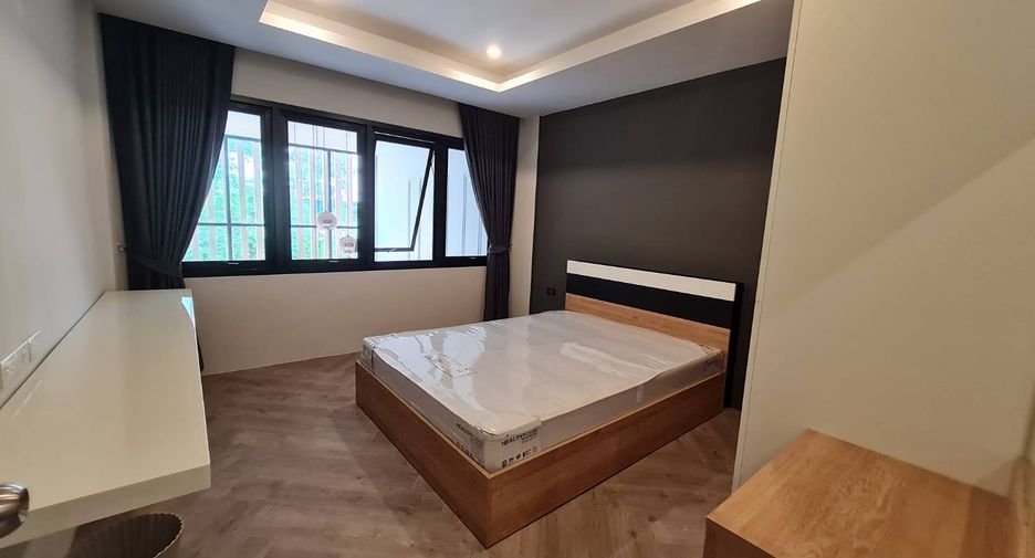 For rent 3 bed townhouse in Watthana, Bangkok