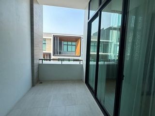 For sale 3 bed townhouse in Saphan Sung, Bangkok