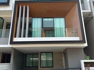 For sale 3 bed townhouse in Saphan Sung, Bangkok