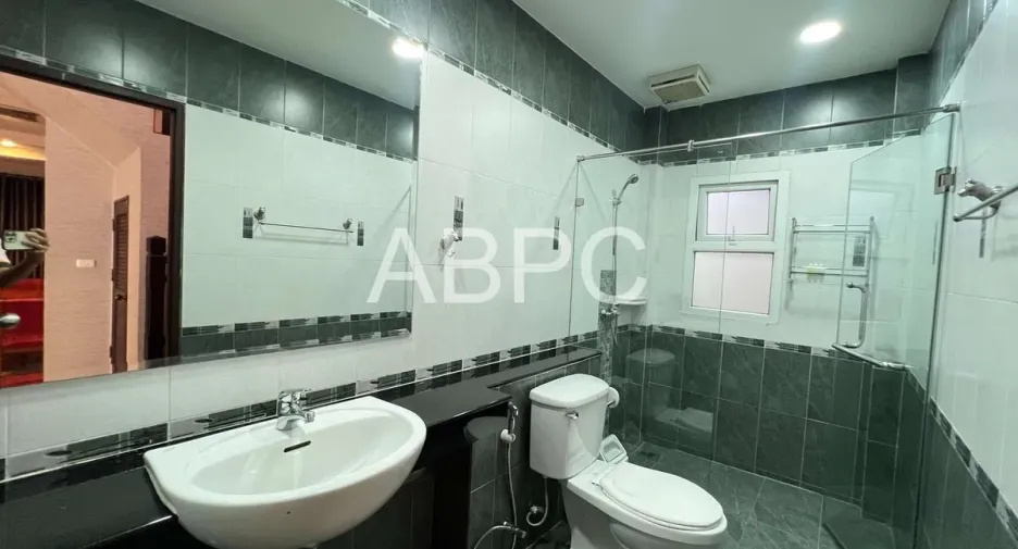 For rent and for sale 5 bedrooms house in Bang Lamung, Chonburi