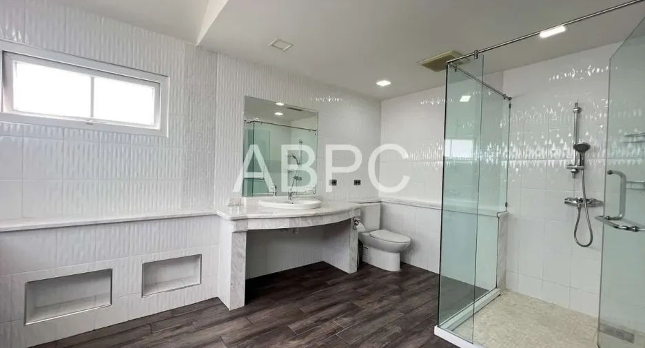 For rent and for sale 5 bedrooms house in Bang Lamung, Chonburi
