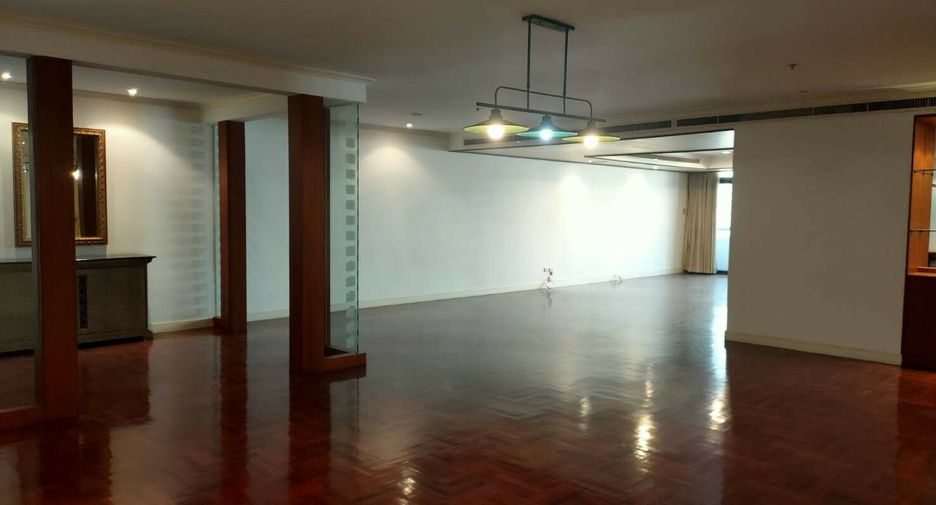 For rent 3 bed condo in Watthana, Bangkok