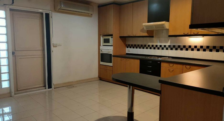 For rent 3 bed condo in Watthana, Bangkok