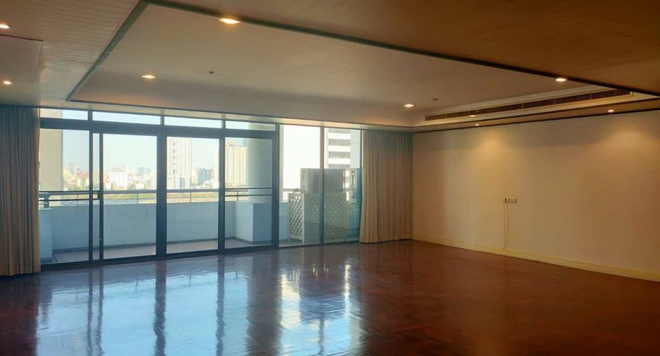 For rent 3 bed condo in Watthana, Bangkok