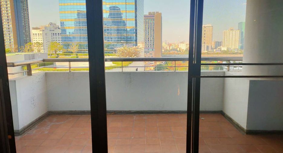 For rent 3 bed condo in Watthana, Bangkok