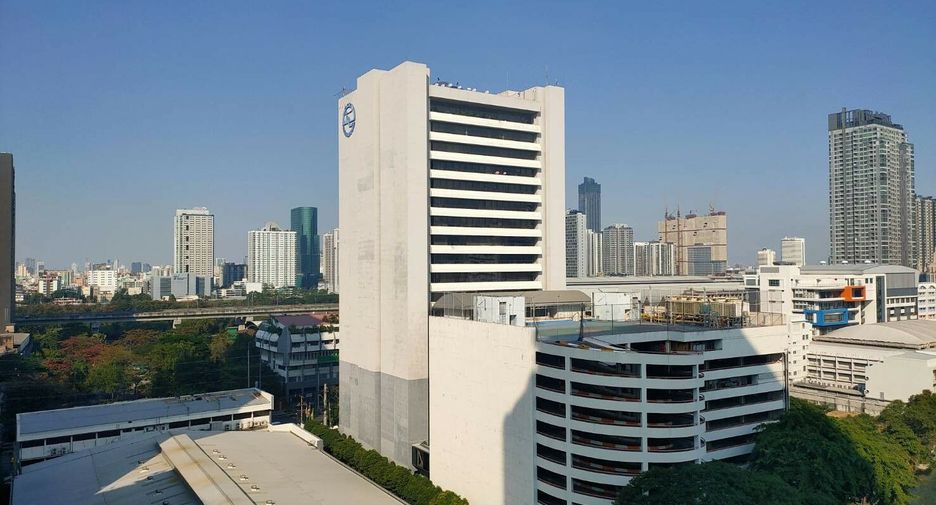For rent 3 bed condo in Watthana, Bangkok