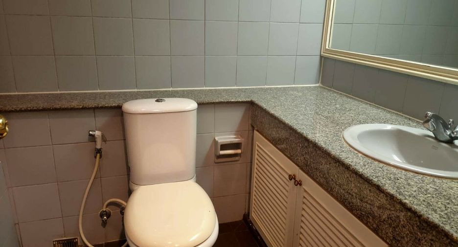 For rent 3 bed condo in Watthana, Bangkok