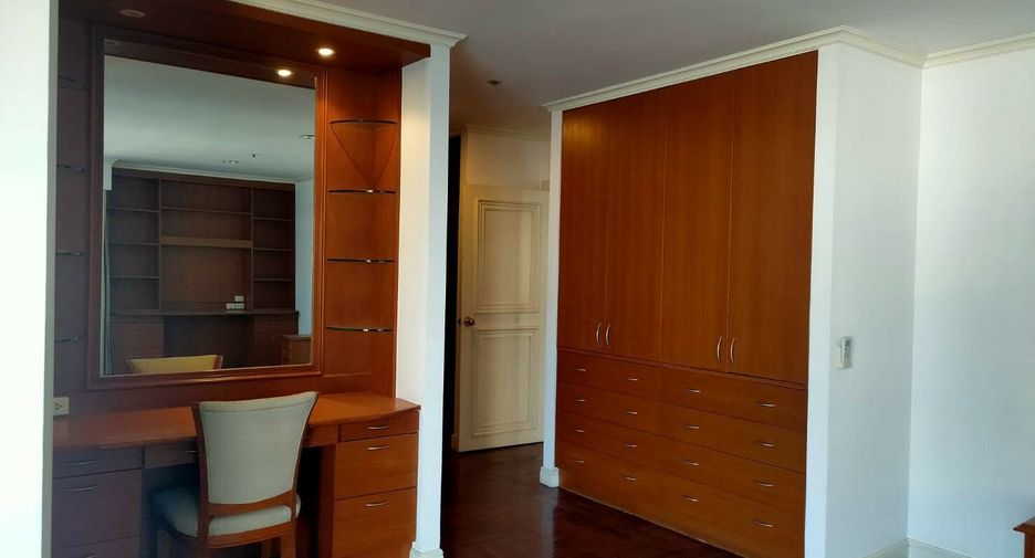 For rent 3 bed condo in Watthana, Bangkok