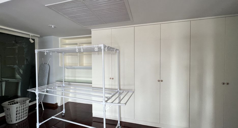 For rent 3 bed condo in Watthana, Bangkok
