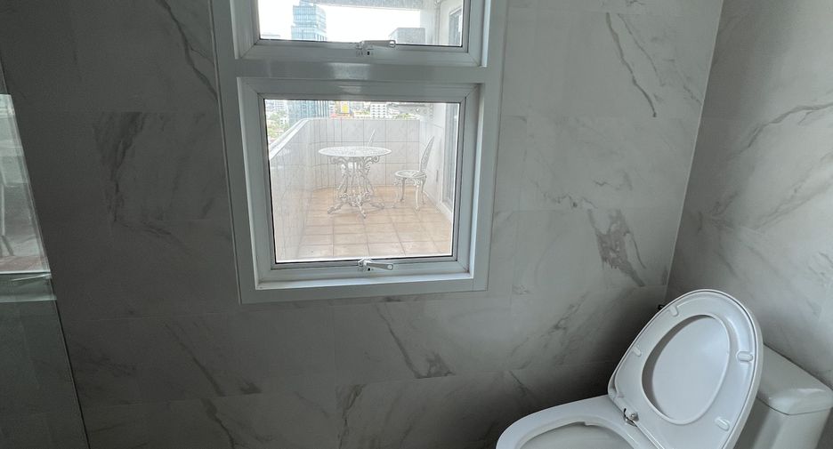 For rent 3 bed condo in Watthana, Bangkok