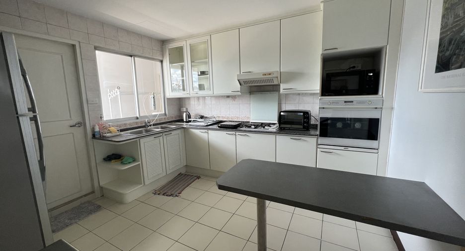 For rent 3 bed condo in Watthana, Bangkok