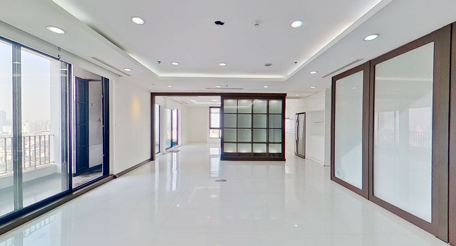 For sale 3 bed condo in Watthana, Bangkok